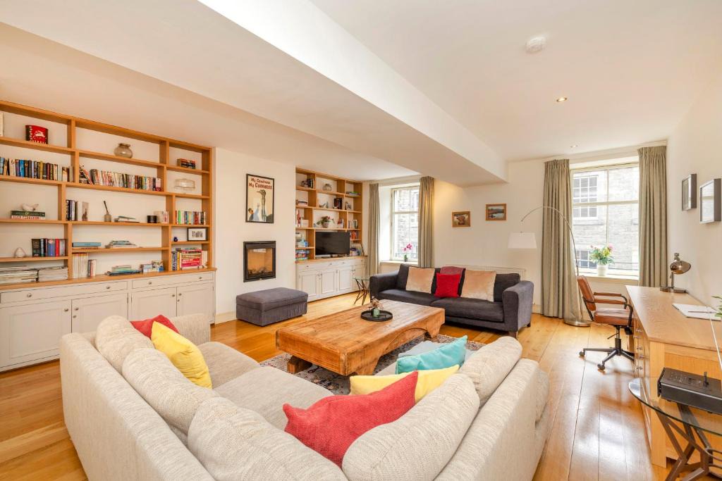New Town Apartment | Edinburgh Central New Town Elegant 2-Bedroom Apartment in the Heart of the City