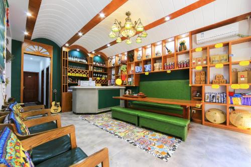 Yongding House | Edinburgh Hostel - Coffee bar - Western breakfast -Travel expert -Good location-English reception-Ticket service-Tourism planing-Laundry-Camara-Drone gopro