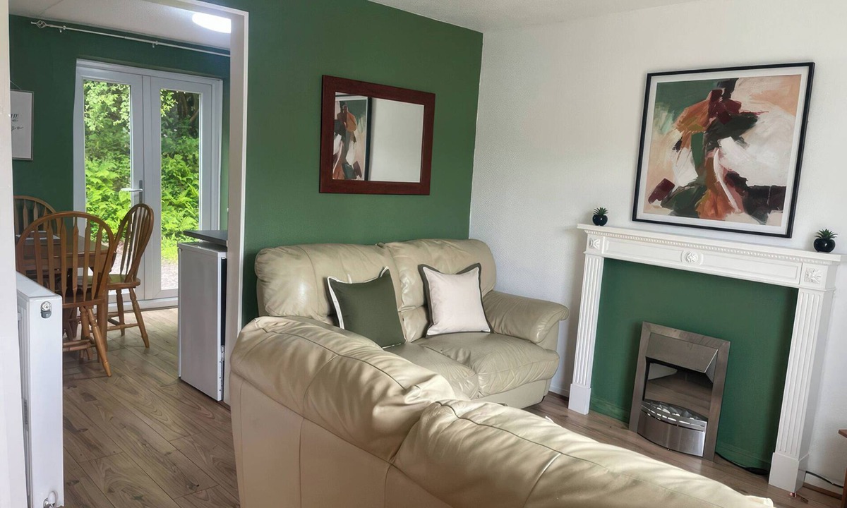 Bont Newydd Cottage | EIRLYS, pet friendly, with a garden in Caeathro