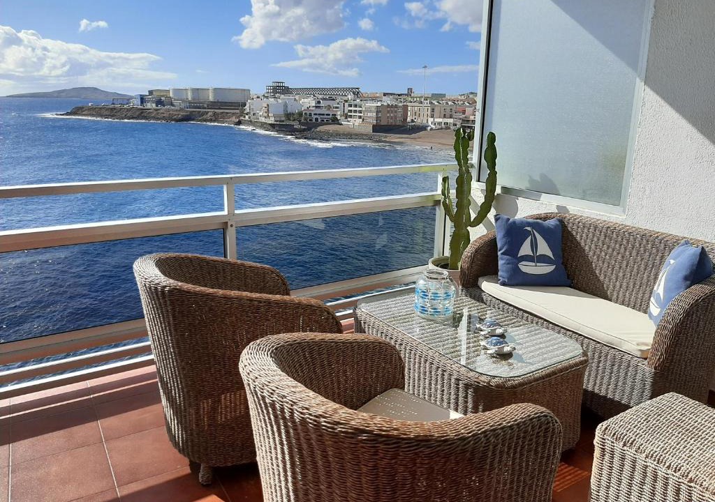 Melenara Apartment | El Azul , amplia terraza con "el mar a tus pies"