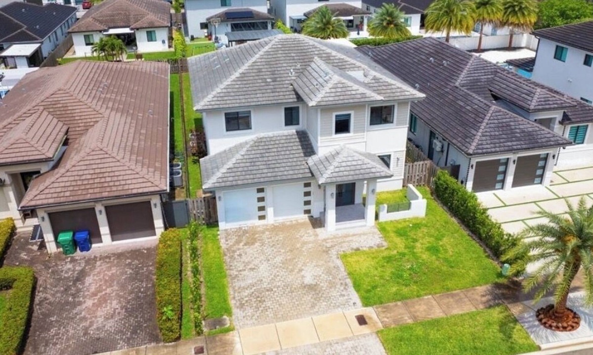 Tamiami House | EL Escondite