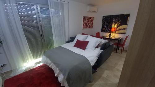 La Canyada dels Pins Apartment | El estudio de las mariposas,sofa cama , cocina y baño