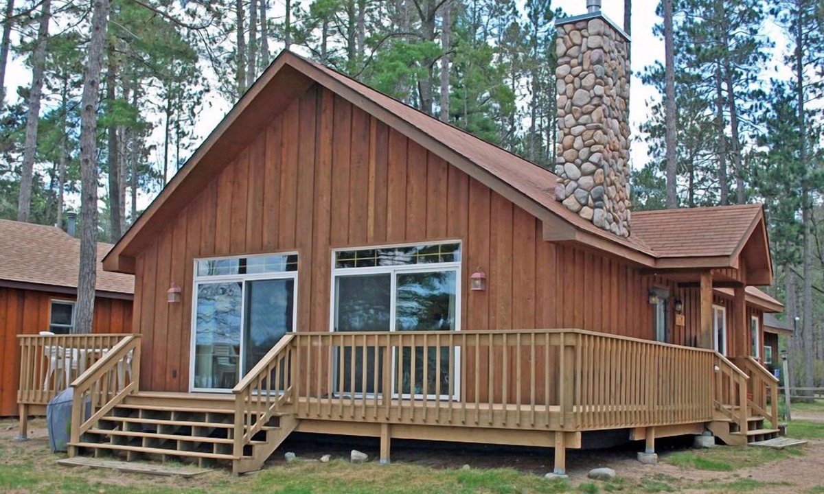 St Germain House | Elbert’s Resort lakeside cabin with dock and Timber’s bar and grill on site!