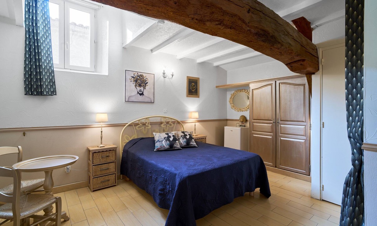 Saint-Sulpice-de-Roumagnac Bed & Breakfast | Elegant Périgord: 'Le Pré Fleuri' Guest Room with Pool in the Heart of Ribéracois