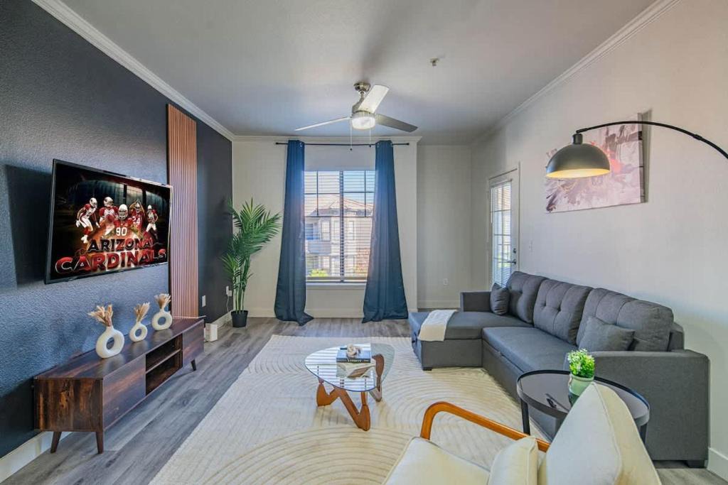 Glendale Sports and Entertainment District Apartment | Elegant 1BD King Bed, Pool, Hot Tub, Gym, Parking