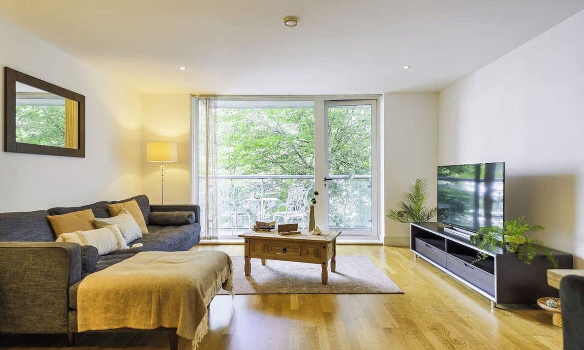 Highbury Apartment | Elegant 2-Bedroom Apartment with Balcony | Next to Arsenal Stadium