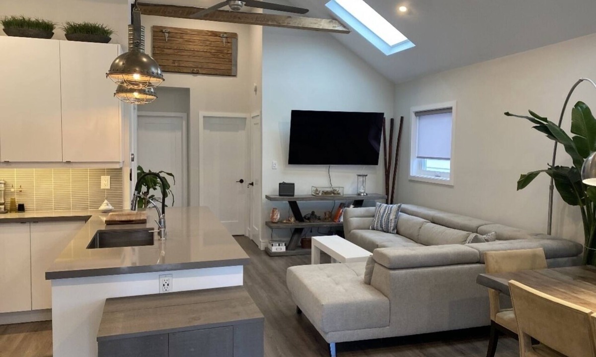 Toronto House | Elegant 2-Bedroom Bungalow with Outdoor Oasis and Modern Conveniences