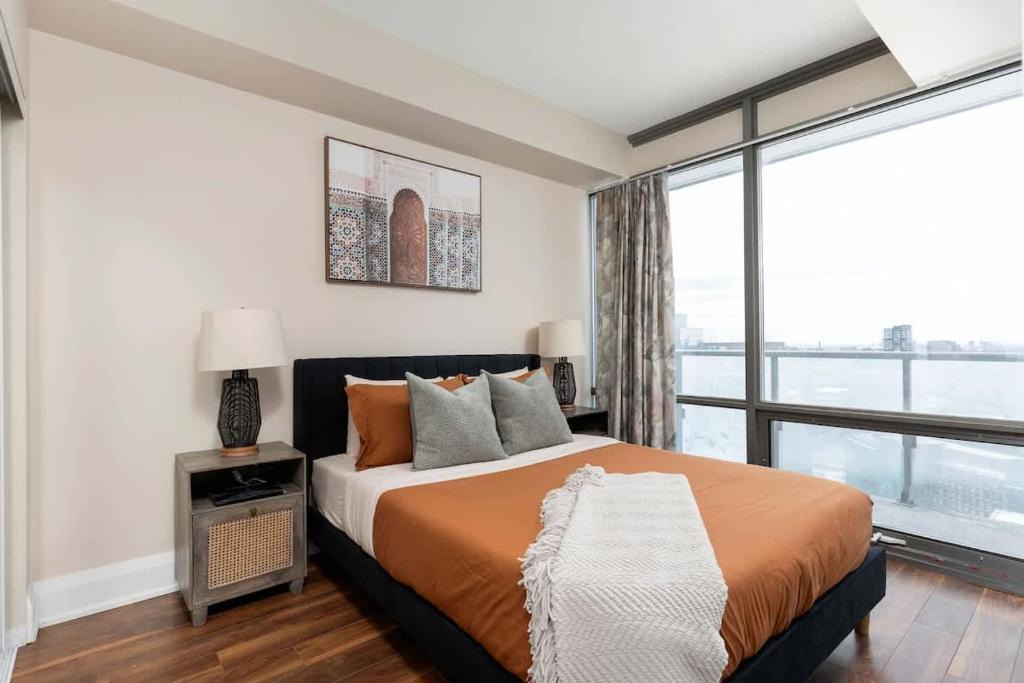 Bay Cloverhill Apartment | Elegant 2BDR 2BA Condo Near UofT Sofa Bed