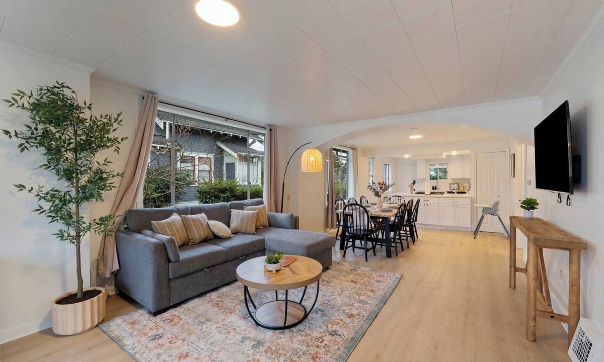 West Woodland House | Elegant 2BR Upper Unit @Ballard Central Seattle