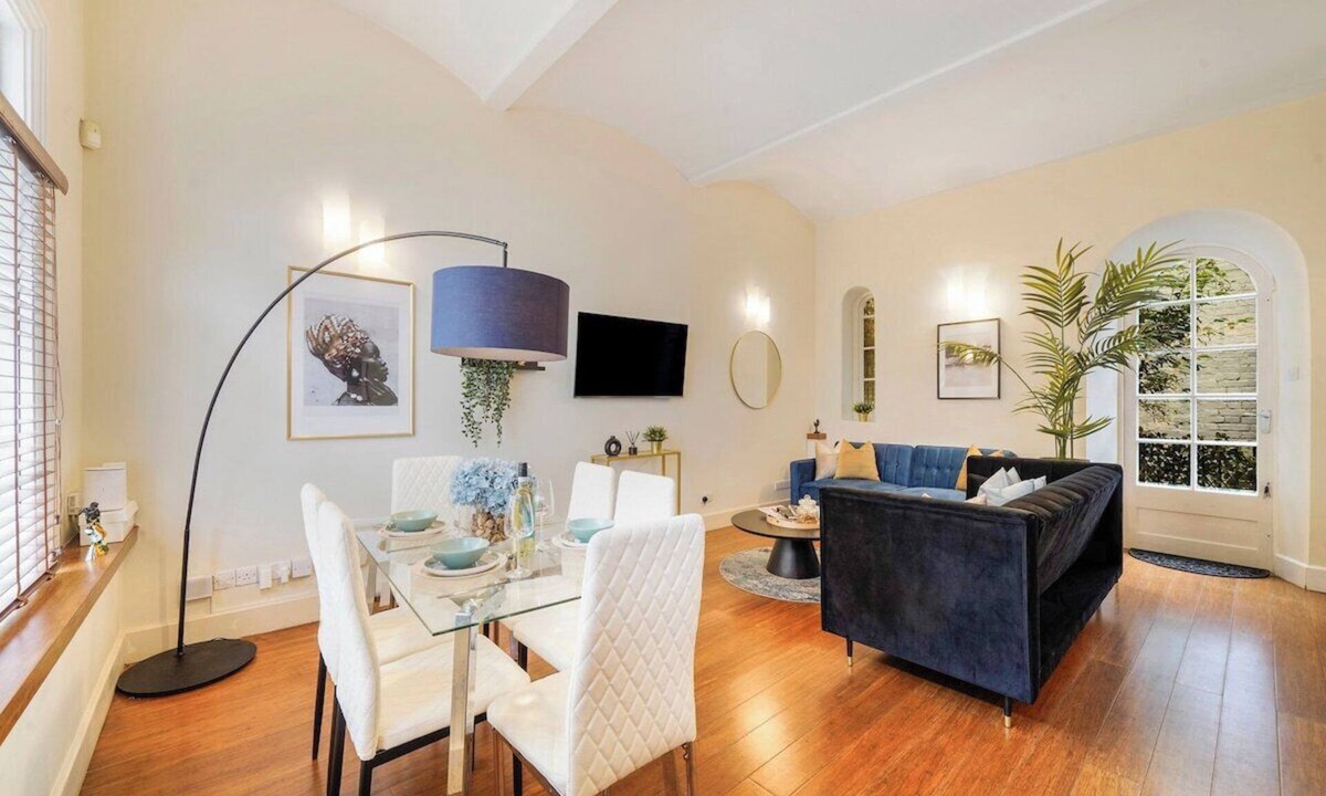 Warwick House | Elegant 3BR Mews House w/Parking – Westminster