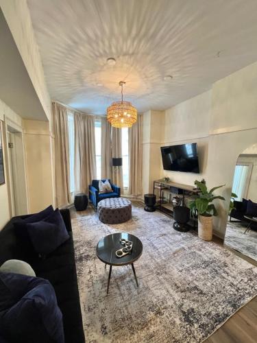 Near North Side Apartment | Elegant 3BR River North Escape l Free Parking
