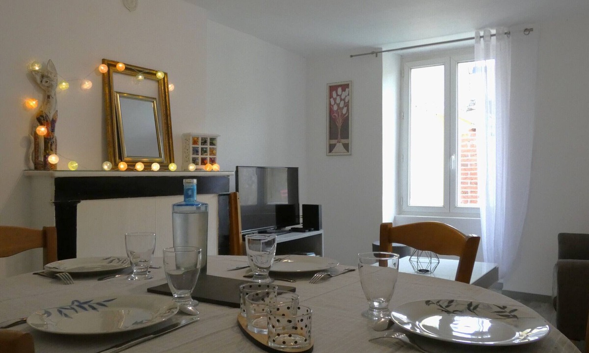 Chateaudun Cottage | Elegant and Cozy Cottage in the Heart of Châteaudun – Walk to Attractions!