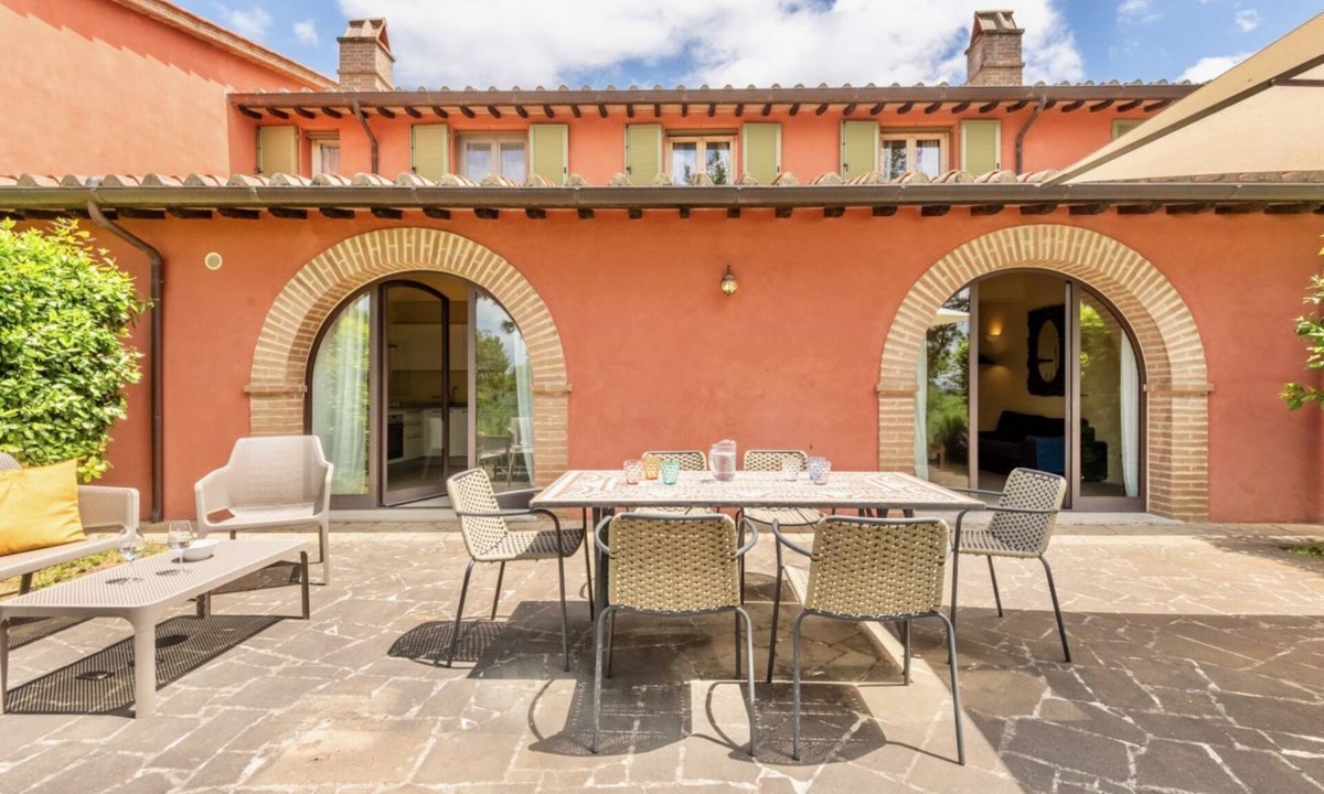 Trequanda Villa | Elegant and spacious two-storey villa of 156 m2 consisting of a large living room, kitchen complete with dishwasher, microwave oven, electric oven, coffee machine, kettle, fridge and freezer.Indoor and outdoor dining area, a master double bedroom with pr