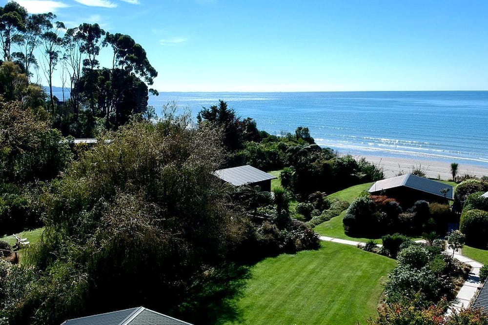Parapara Cottage | Elegant Beachfront Rental for Couples near Golden Bay, New Zealand