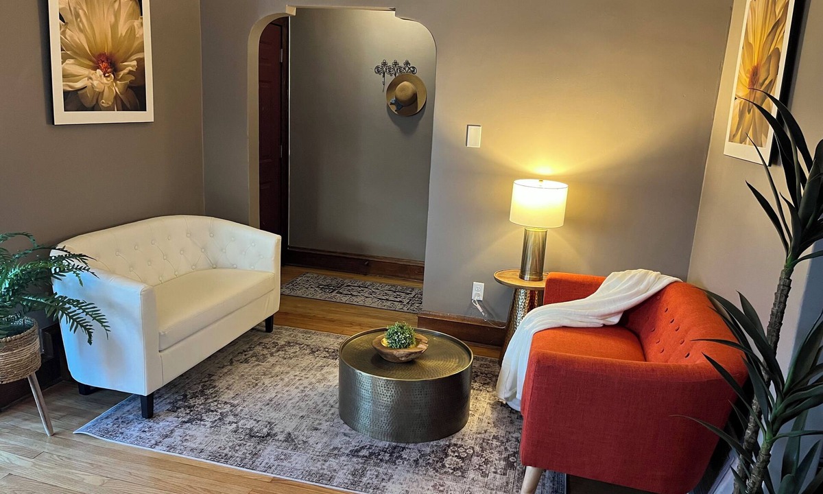 West Allis Apartment | Elegant charm!