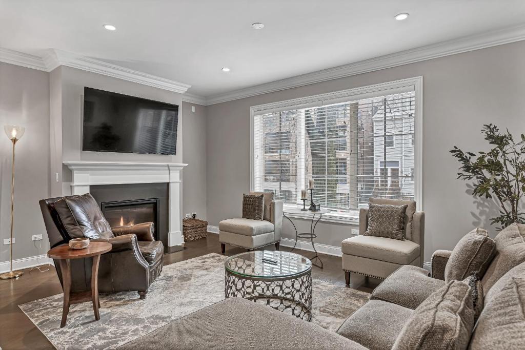 Wrigleyville Apartment | Elegant Condo-Steps from Wrigley Field, 32 Nights condo