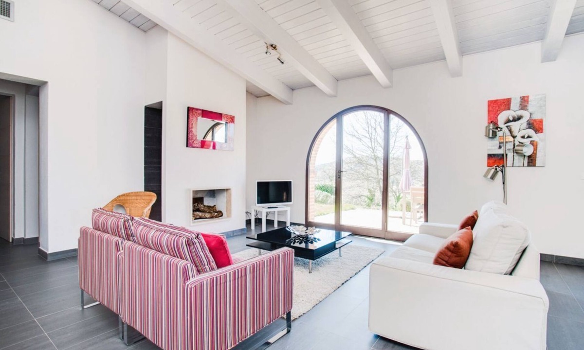 Trequanda Villa | Elegant ground floor villa of 93 m2 consisting of a large living room with sofas and fireplace, kitchen complete with dishwasher, microwave oven, electric oven, coffee machine, kettle, fridge and freezer.Indoor and outdoor dining area, a double bedroom w