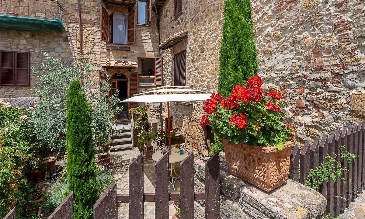Monticchiello House | Elegant house with garden in Val d'Orcia