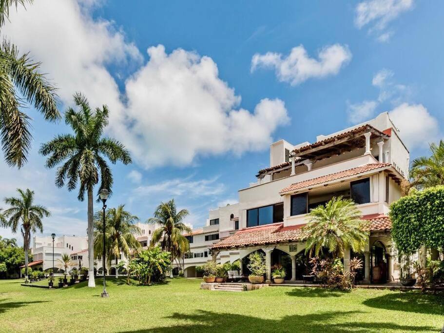 Zona Hotelera Villa | Elegant Lagoon front Villa by CASA PARAISO