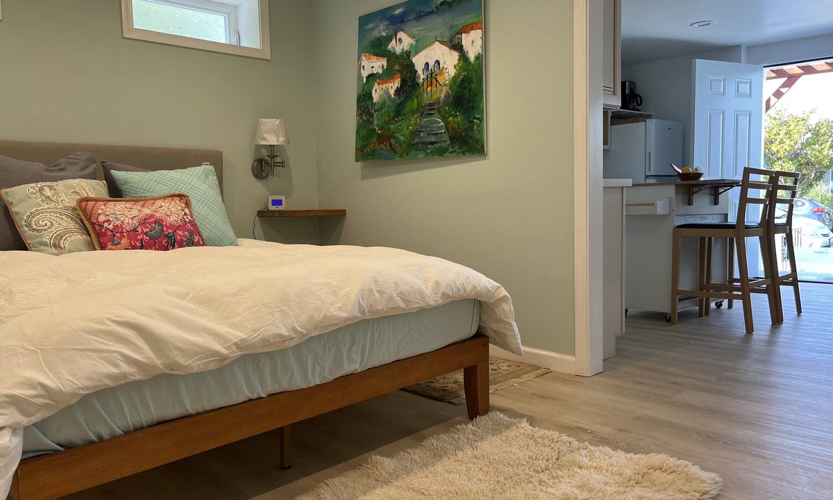 Albany Apartment | Elegant North Berkeley 1-bed/1-bath Apartment just 2 Blocks from upper Solano!