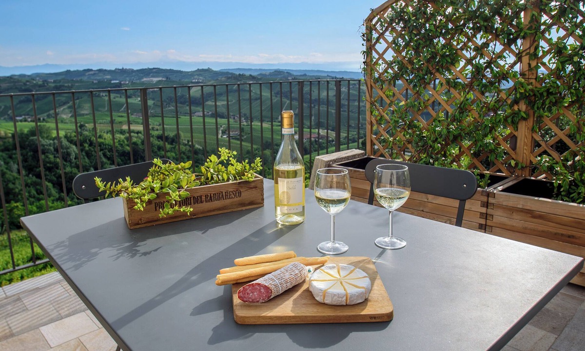 Treiso House | Elegant Panoramic Two-Room Apartment. Treiso Belvedere 1, Elegante Bilocale Panoramico. Treiso Belve.