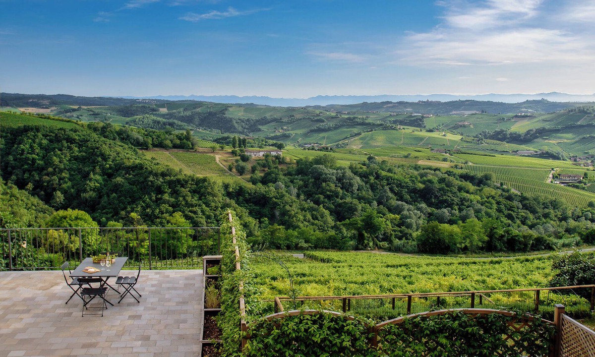 Treiso House | Elegant Panoramic Two-room Apartment. Treiso Belvedere Elegance, Elegant Panoramic Two Bedroom Apartment. Treiso Belved.