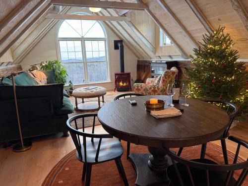 East Dover Apartment | Elegant Private Barn Apartment in E Dover with 50 mile view