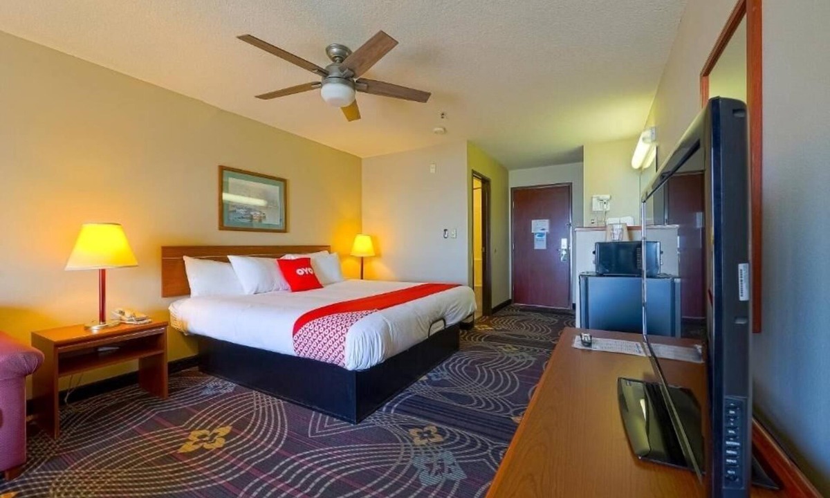 Lincoln City Hotel | Elegant Room for Two w/Balcony & Easy Beach Access
