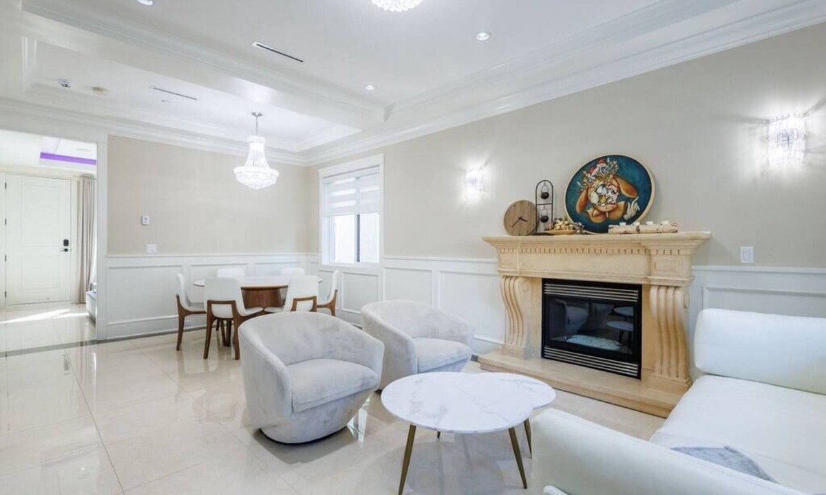 Sunset House | Elegant, Spacious & Bright Gem ~ Balcony ~ Parking