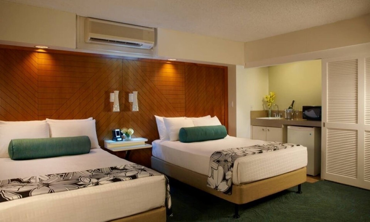 Waikiki Hotel | Elegant Suite w/Balcony | Free Breakfast | Onsite Pool | Near Waikiki Beach