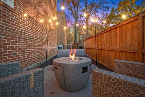 Ballston Villa | Elegant Townhome in Heart of Arlington Kid & Pet-Friendly