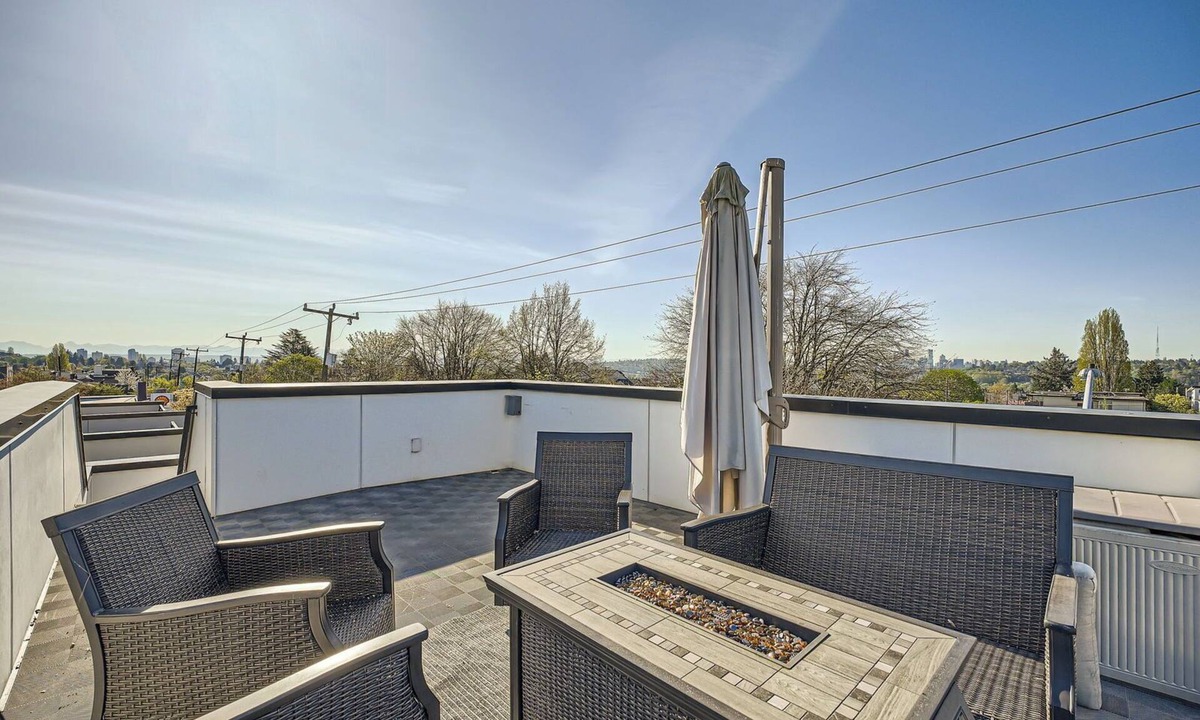 Fremont House | Elegant Townhome with a Breathtaking Rooftop View
