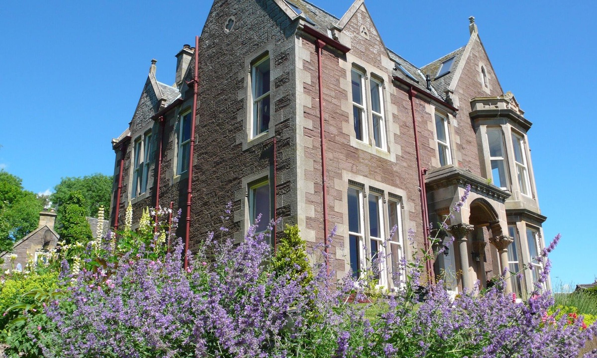 Crieff Apartment | Elegant Victorian self catering flat (5 people) in Crieff, the heart of Scotland