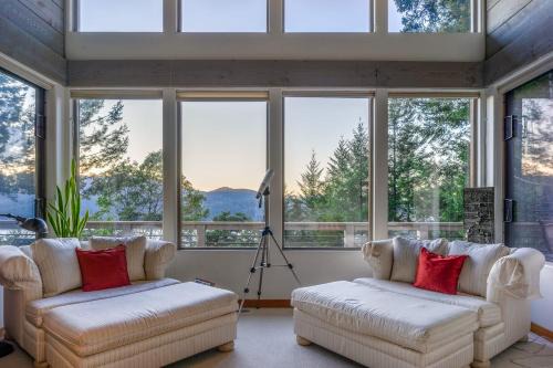 Eastsound House | Elegant Water View, Walk to Moran State Park