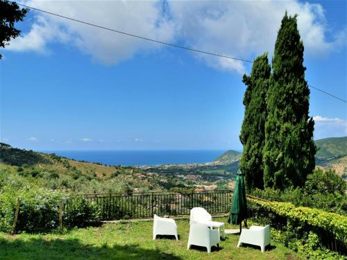 Perdifumo Villa | Elegante villa panoramica con giardino e idromassaggio a 10 minuti dal mare