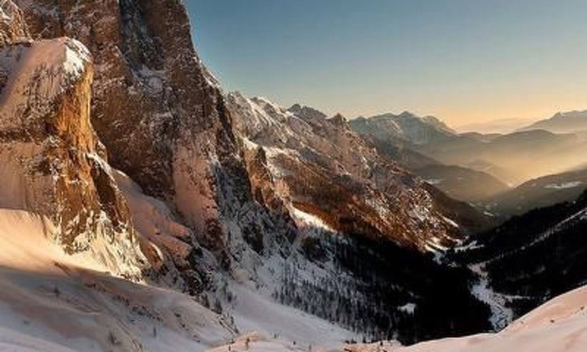 Mezzano Apartment | Elegantes und geräumiges Dachgeschosszimmer in den Dolomiten by Interhome
