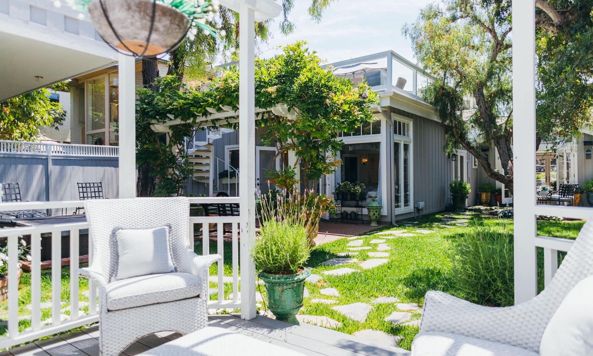 Corona del Mar House | Elegantly Decorated Single-Story Home with Soaring Ceilings and Large Yard