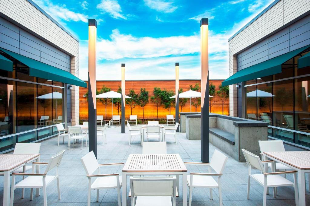 D Street - West Broadway Hotel | Element by Marriott Boston Seaport District