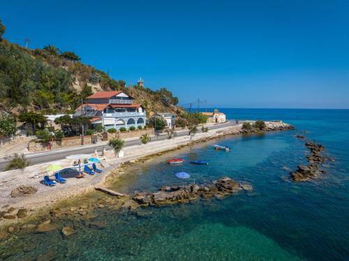 Akrotiri Apartment | Elena's Seafront Deluxe Studios