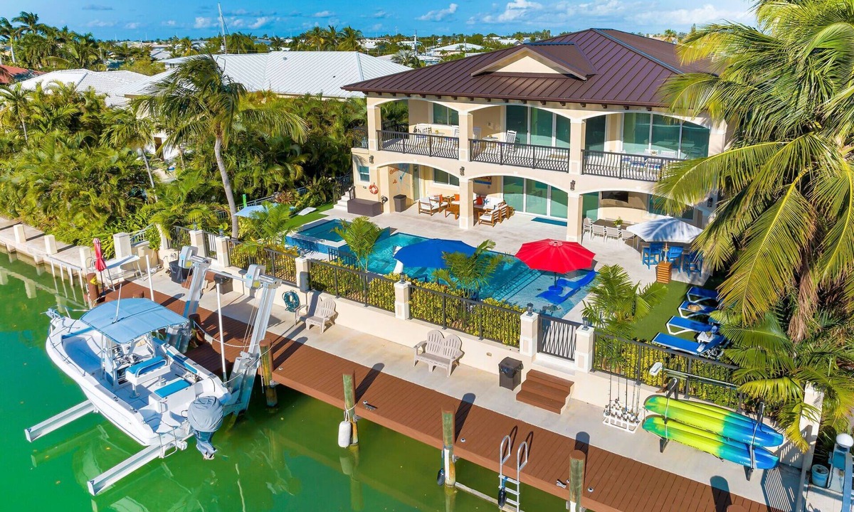 Key Colony Beach House | Elev 5BR/8BA Game Room 75’ Deep Canal Dock Ice Maker Kayaks Bikes