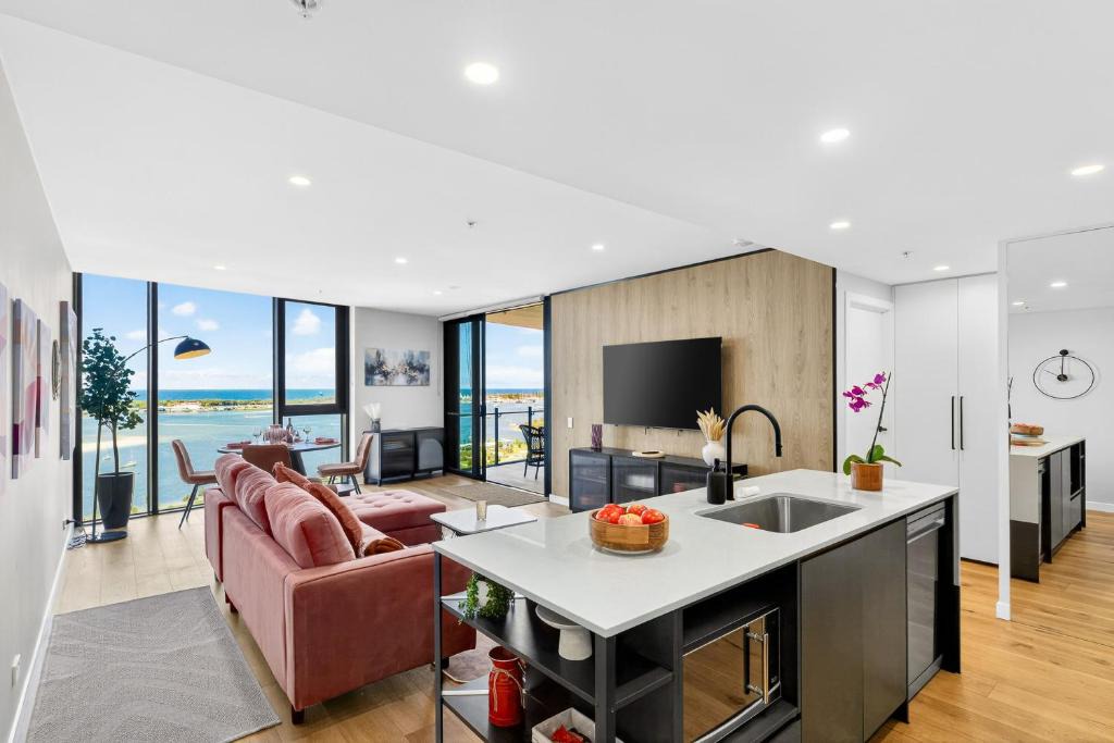 Southport Apartment | Elevated 2BR Broadwater Ocean Views