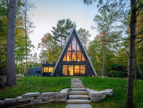 Oakwood House | Elevated Escape: A-Frame Serenity at Lake Noire