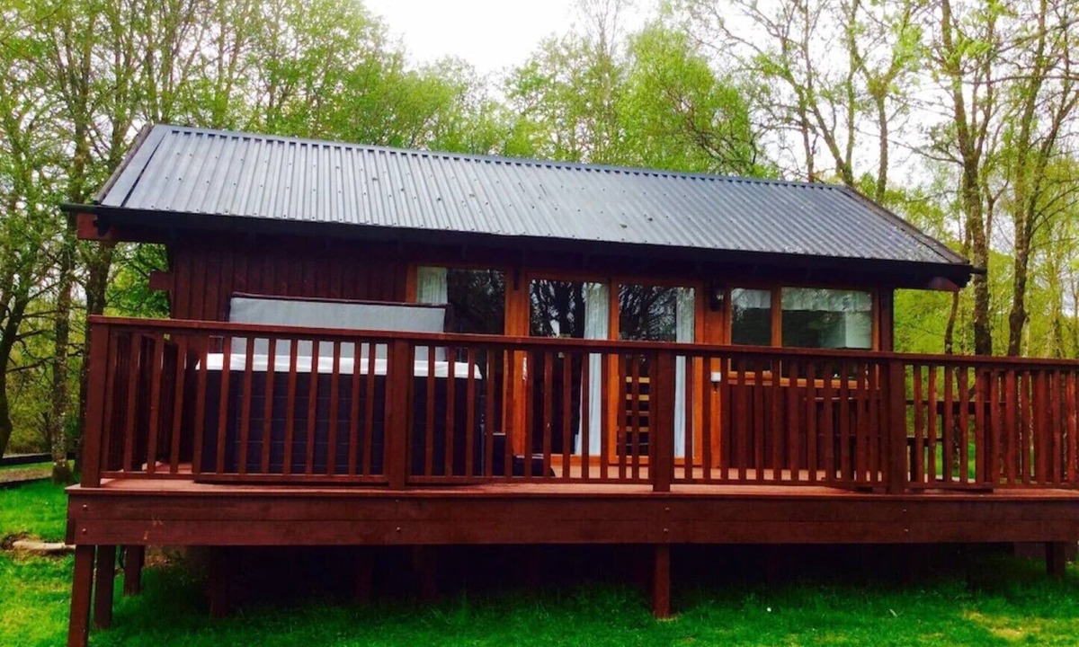 Dallavich Cabin | Elevated Loch View Cabin with WiFi, Electric Hot Tub and Mountain Views