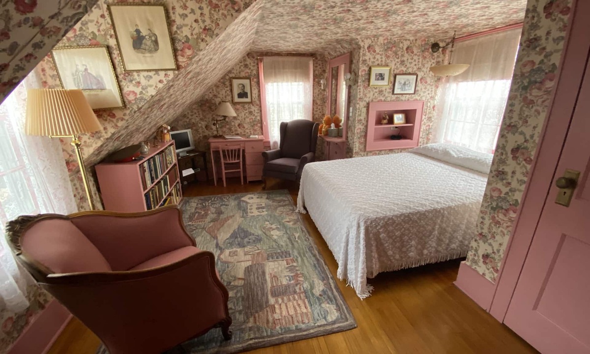 Coon Rapids House | Elizabeth's Loft in the Historic Garst Farmhouse at Whiterock Conservancy