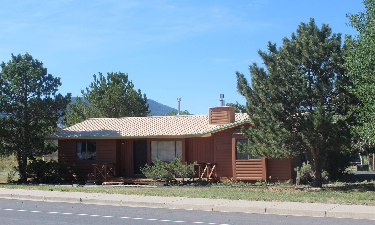 Eagle Nest House | Elk View Cabin - A lovely mountain retreat. Family-friendly and dog-friendly.