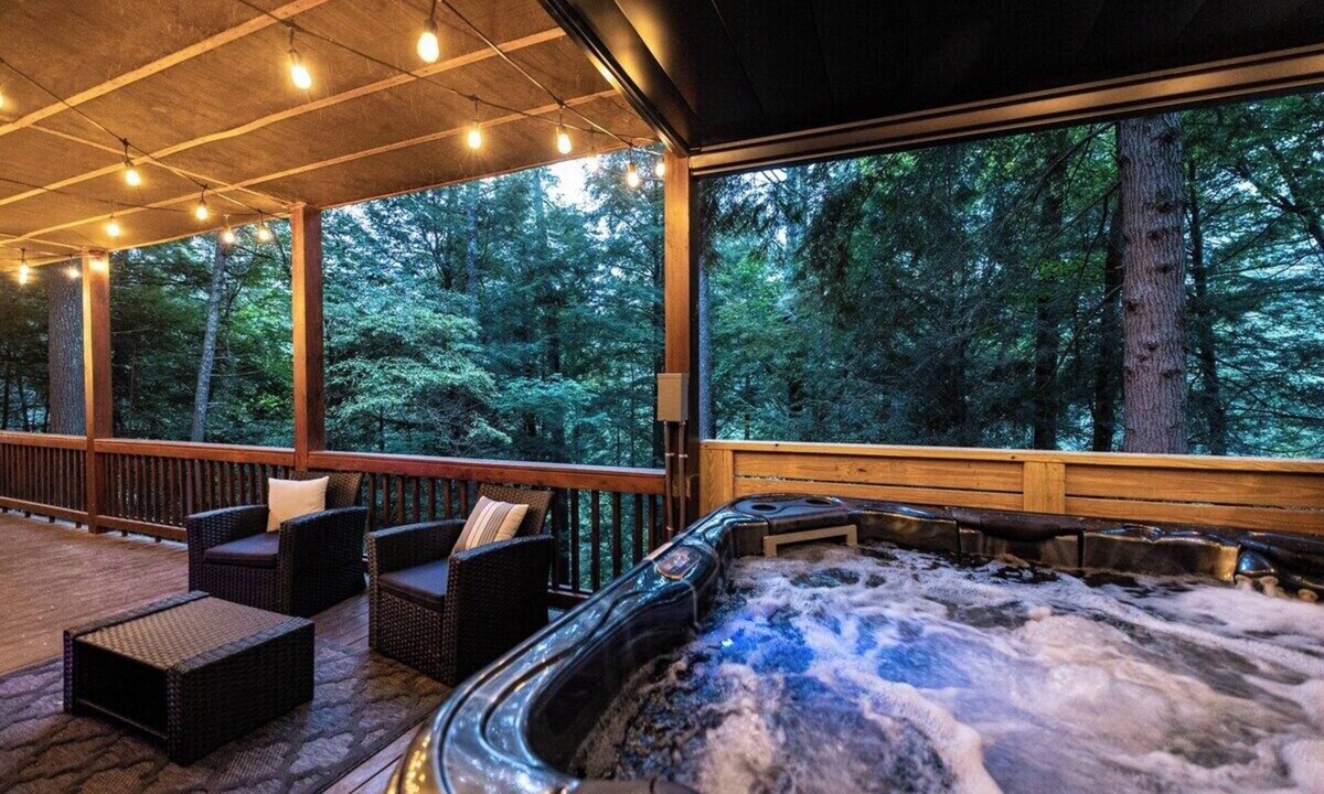 Cherry Log Cabin | Ellijay River Access (Trout!) | Hot Tub| Firepit | Games | Dogs Welcome!