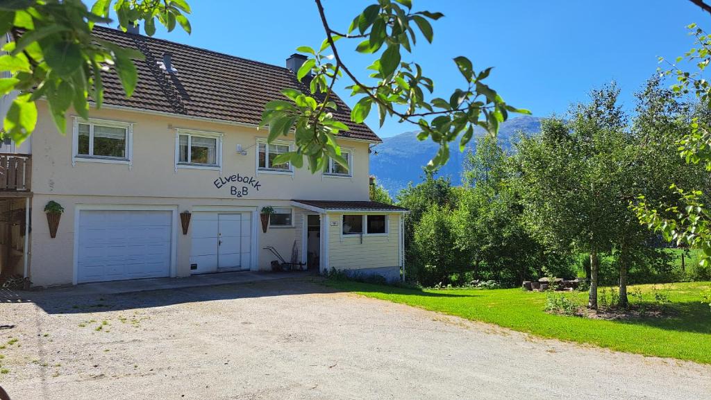 Breim Bed & Breakfast | Elvebakk Bed & Breakfast