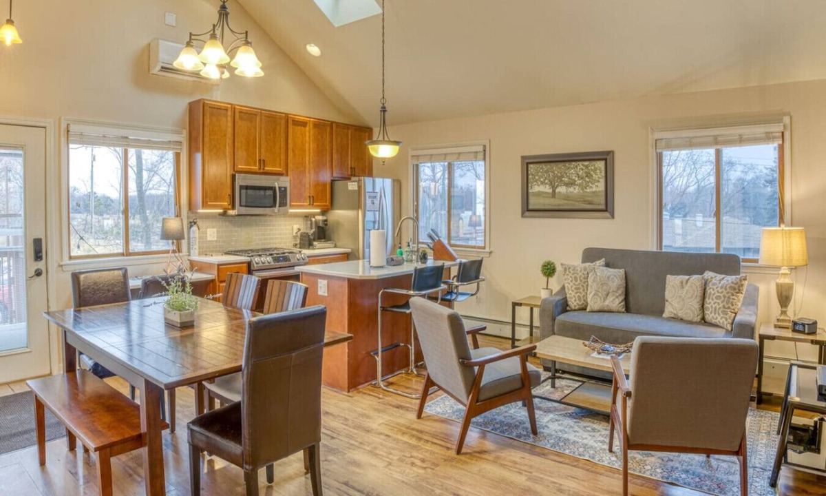 Miller Beach House | Elyon Hall CoachHouse, Indiana Dunes Nat’l Park, 10 min hike to Beach