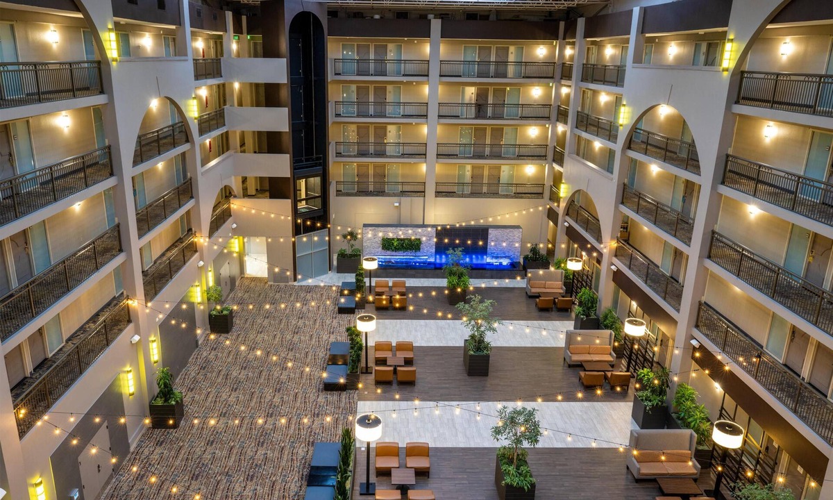 East Lake Hills Hotel | Embassy Suites by Hilton Seattle Bellevue