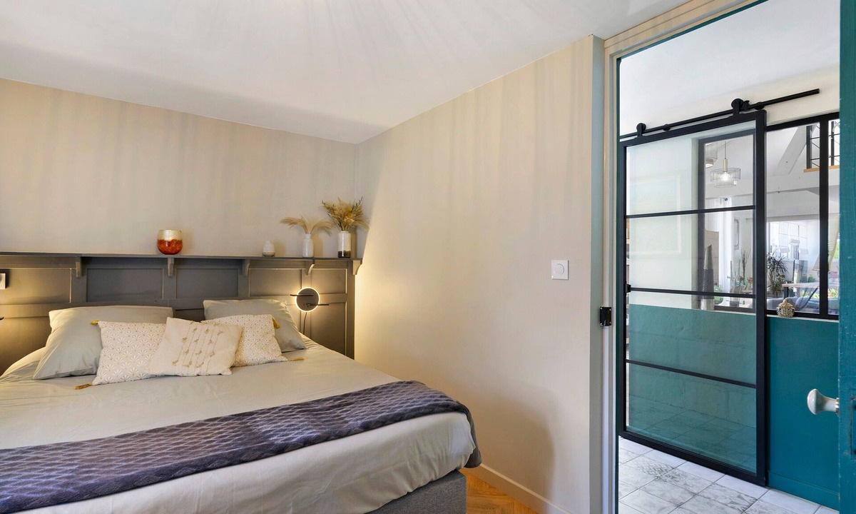 Marennes Bed & Breakfast | “Embellie” Guest Room with Private Terrace, Garden, and Wi-Fi